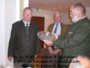 JGHV-Präsident_Horstkötter_überreicht_einen_Ehrenteller